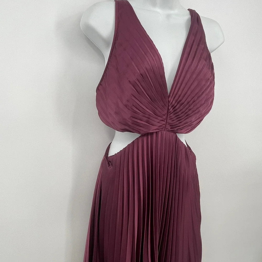Abercrombie & Fitch Dress Burgundy Pleated Cutout Maxi V-Neck Maroon‎ Medium